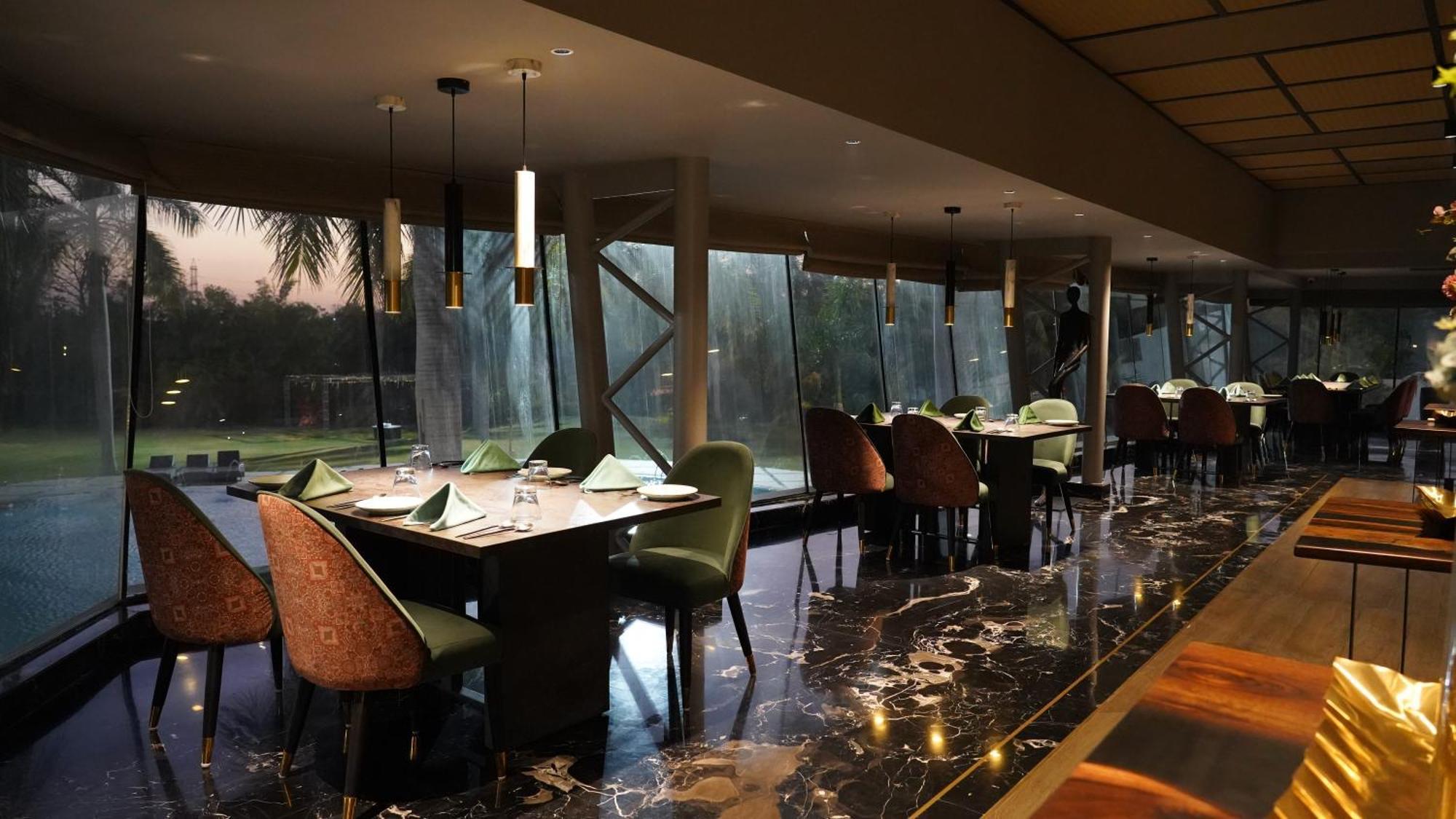 Seasons Rajkot Hotel Ngoại thất bức ảnh