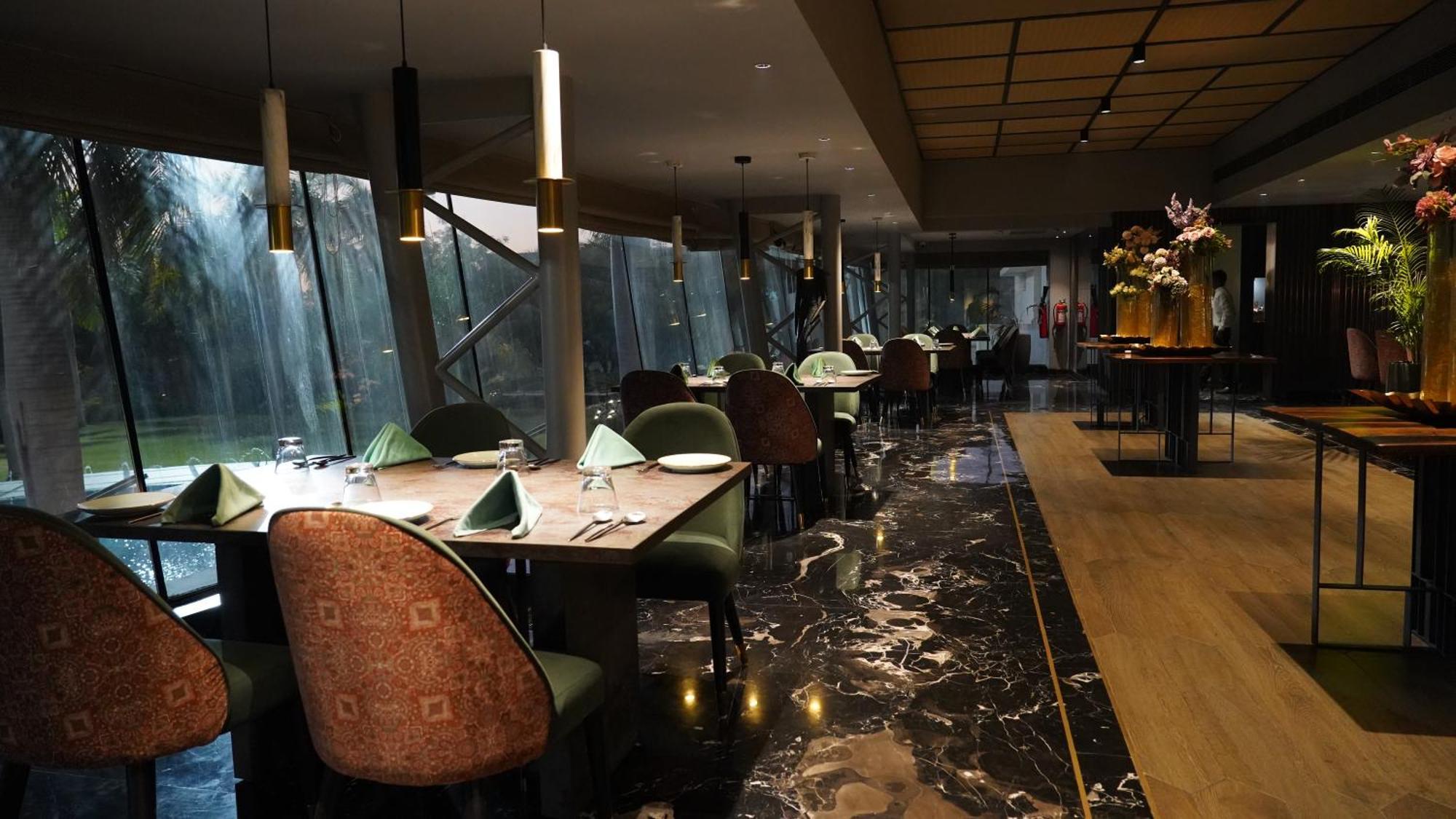 Seasons Rajkot Hotel Ngoại thất bức ảnh