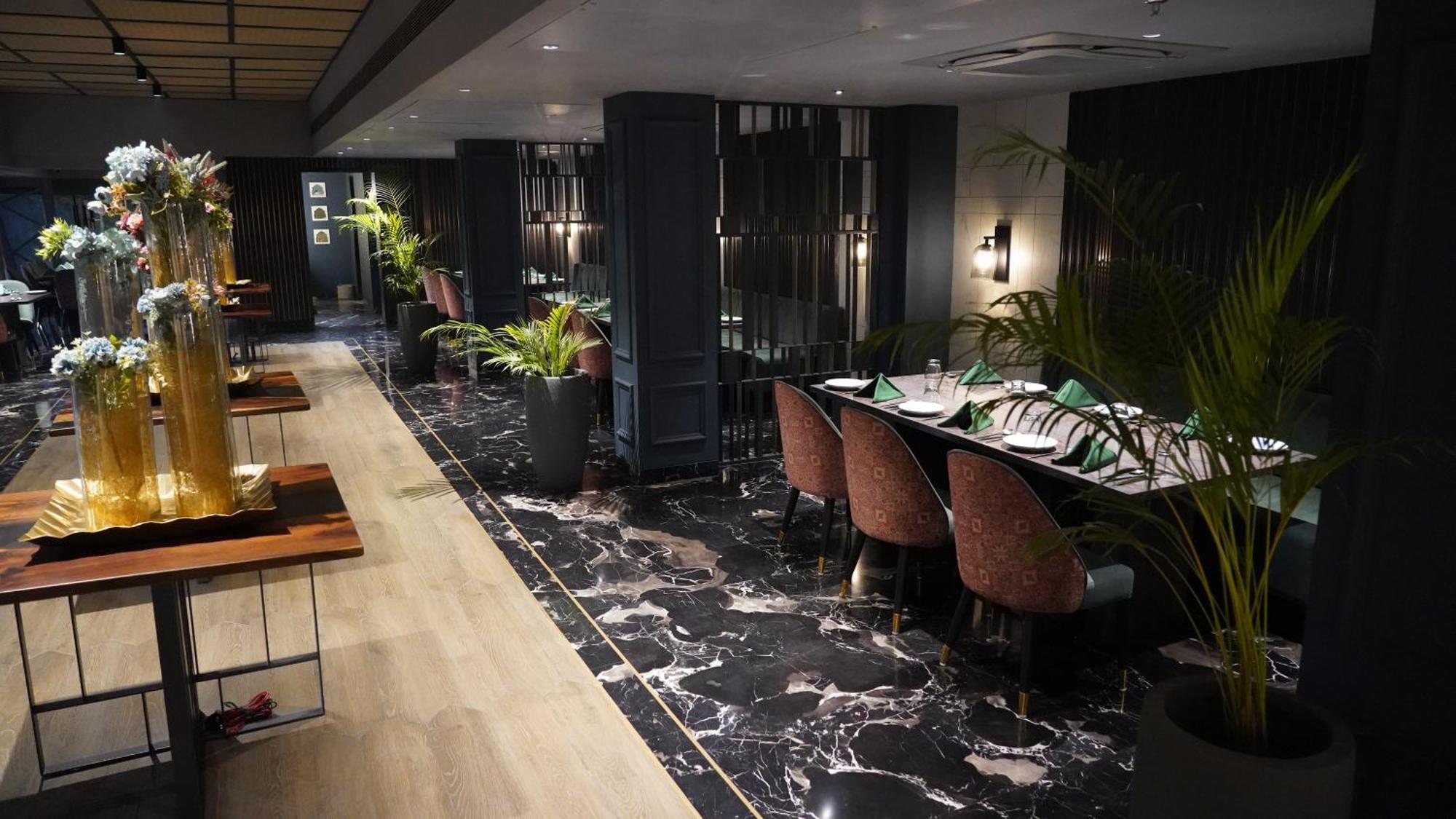 Seasons Rajkot Hotel Ngoại thất bức ảnh