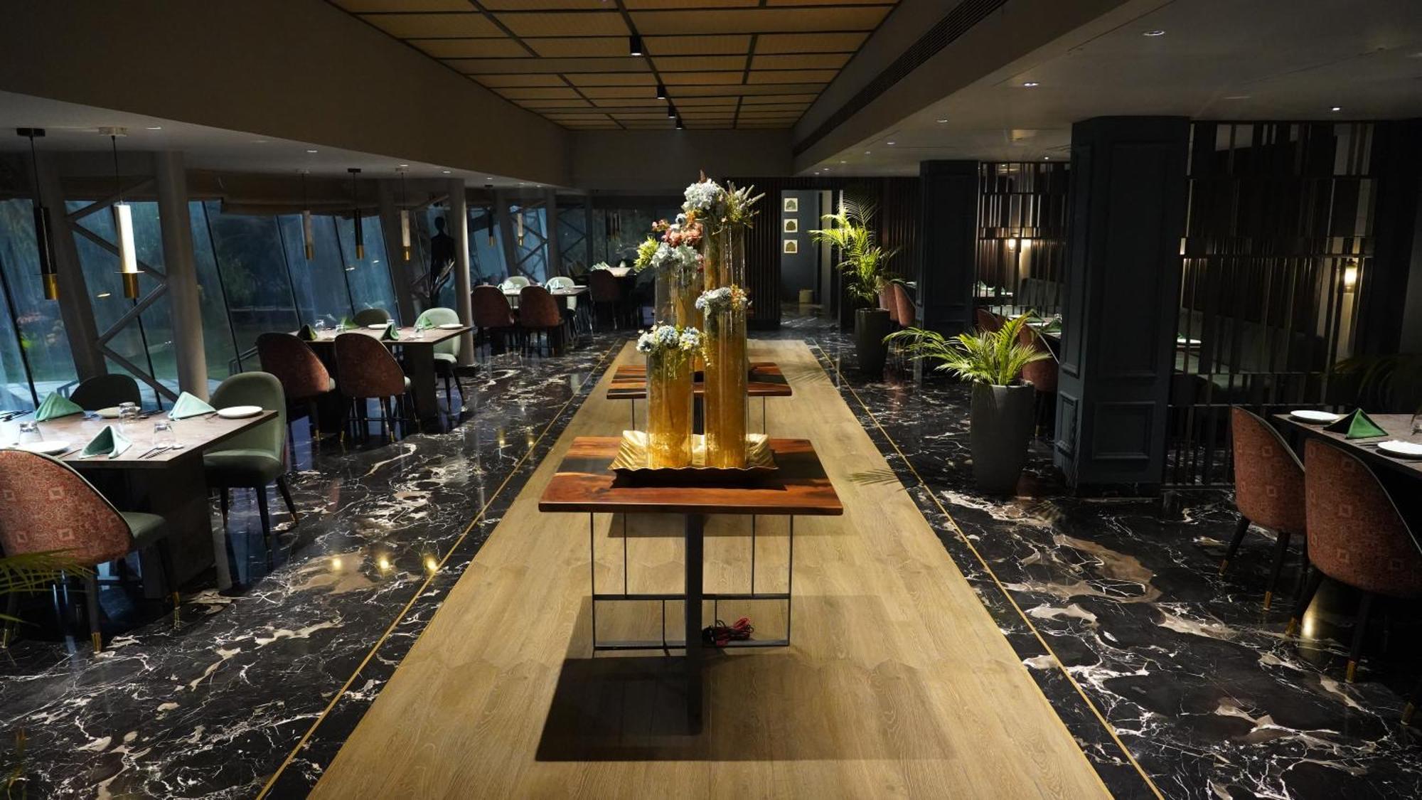 Seasons Rajkot Hotel Ngoại thất bức ảnh