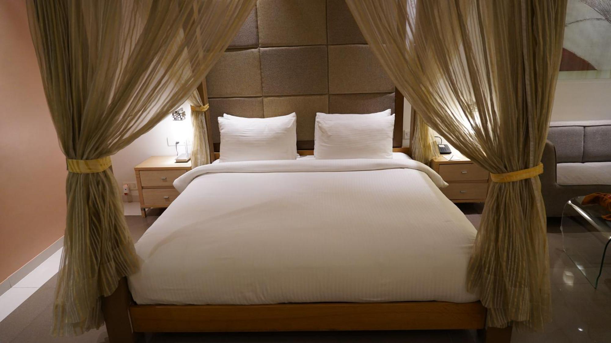 Seasons Rajkot Hotel Ngoại thất bức ảnh