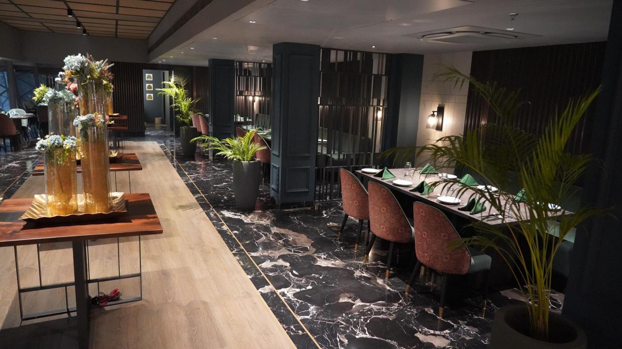 Seasons Rajkot Hotel Ngoại thất bức ảnh