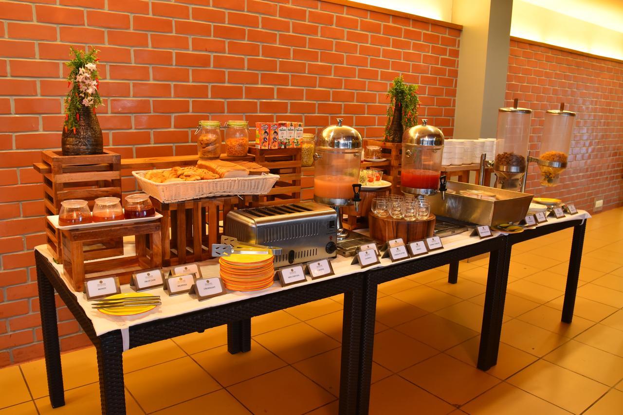 Seasons Rajkot Hotel Ngoại thất bức ảnh