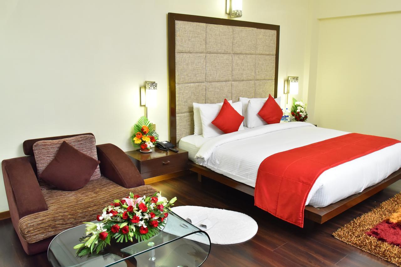 Seasons Rajkot Hotel Ngoại thất bức ảnh