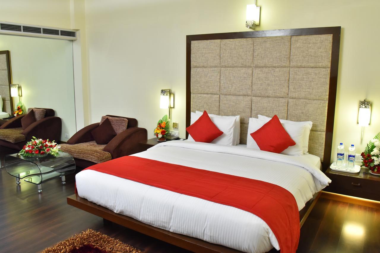 Seasons Rajkot Hotel Ngoại thất bức ảnh