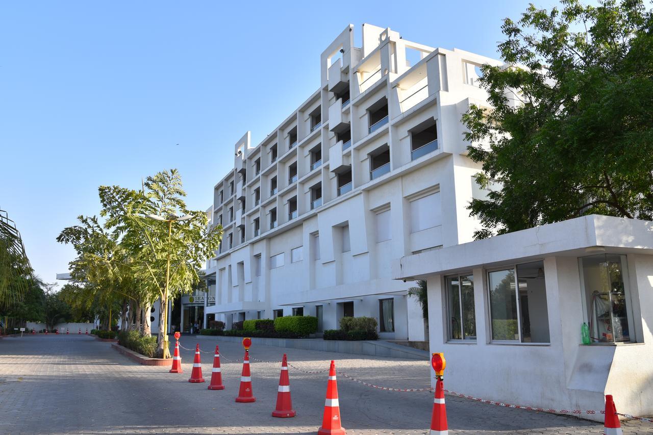 Seasons Rajkot Hotel Ngoại thất bức ảnh