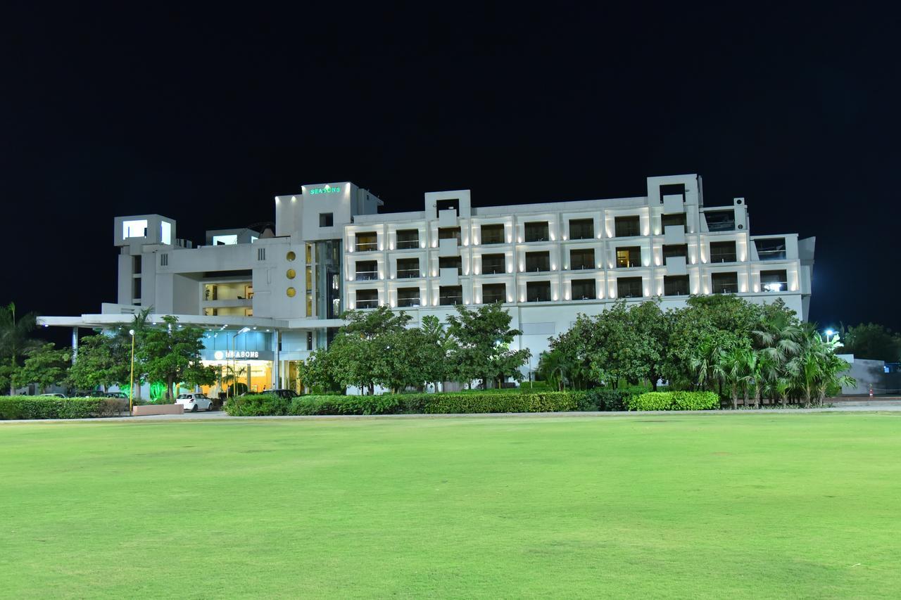 Seasons Rajkot Hotel Ngoại thất bức ảnh